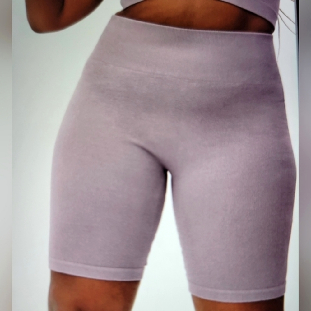 Everlane women's Light Purple Seamless Bike Stretch High Rise Ribbed Short